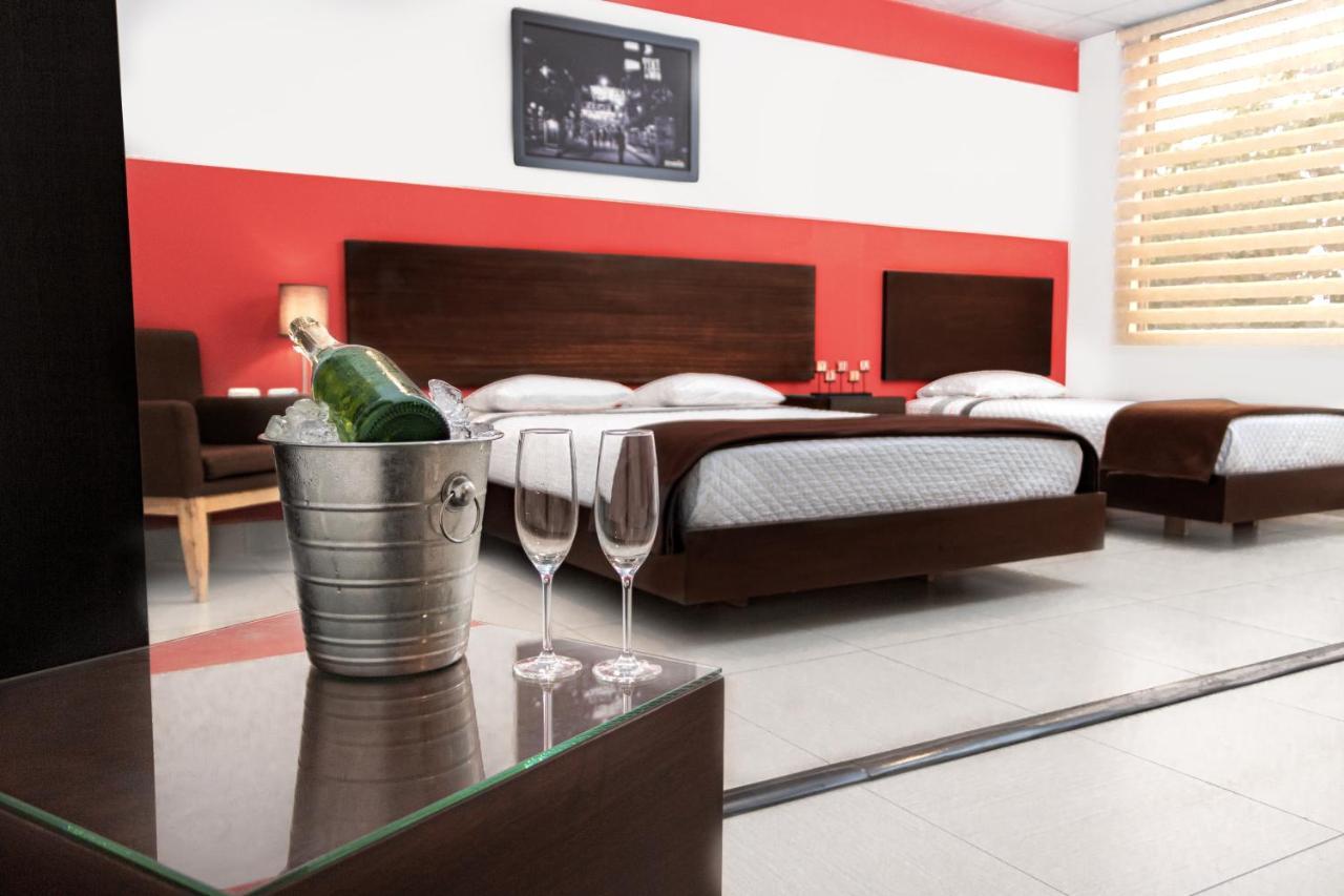 Zafra'S Hotel La Troncal Bagian luar foto