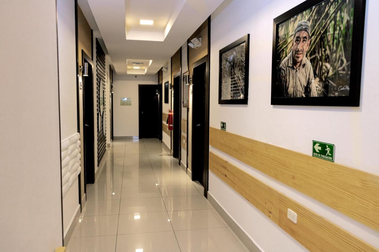 Zafra'S Hotel La Troncal Bagian luar foto