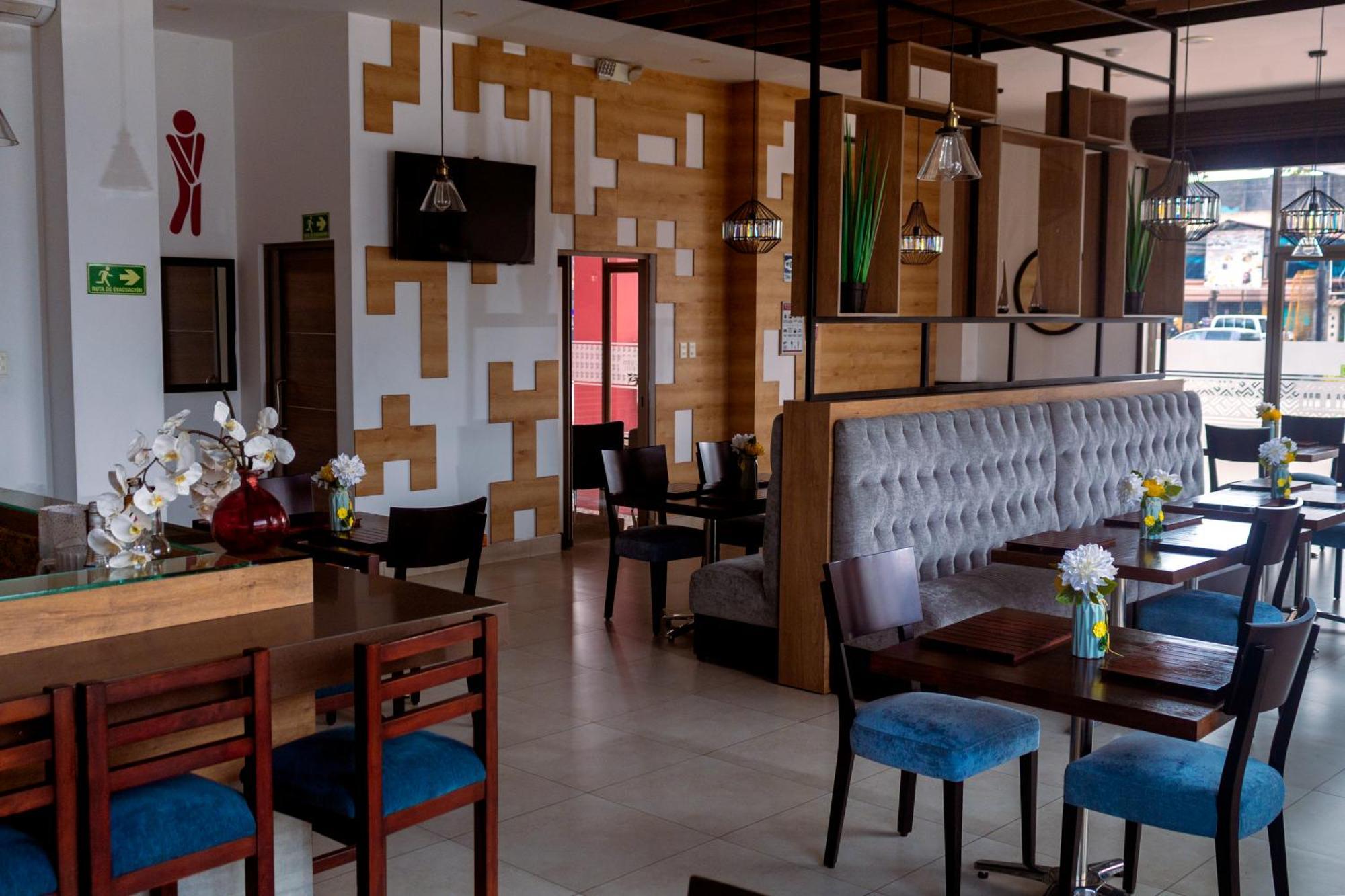Zafra'S Hotel La Troncal Bagian luar foto